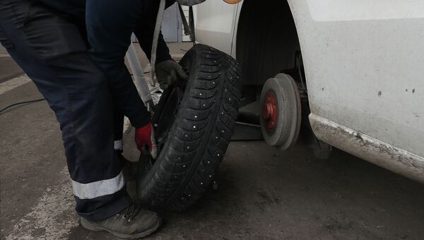 Сотрудник шиномонтажки меняет колесо. Архивное фото - Sputnik Кыргызстан