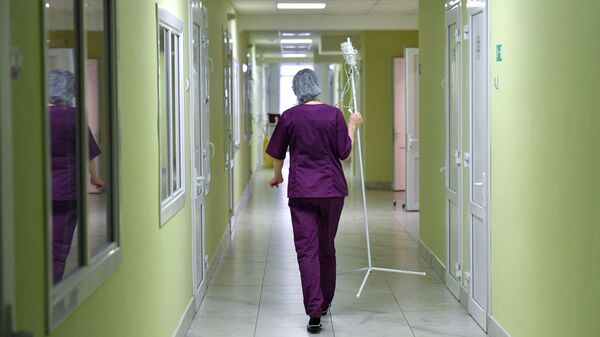 Медсестра с капельницей в коридоре больницы. Архивное фото - Sputnik Кыргызстан