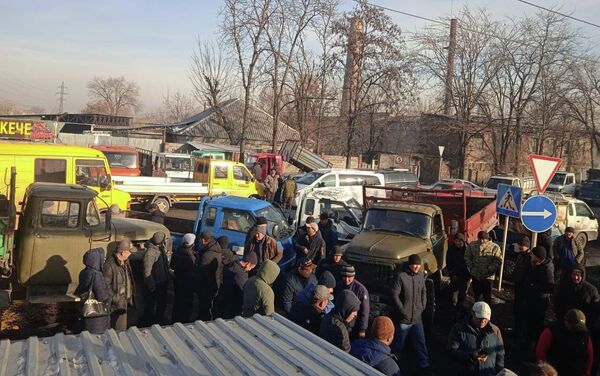 На кадрах видно, что в очереди около 150 человек - Sputnik Кыргызстан