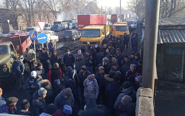 На складе по улице Мурманской в Бишкеке начали продавать уголь по 3 000 сомов за тонну, образовалась очередь - Sputnik Кыргызстан