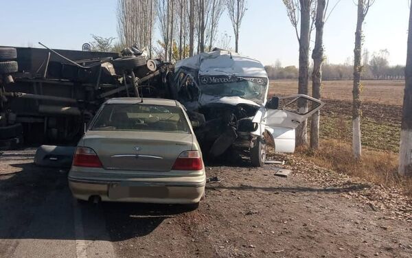 На автодороге Бишкек — Ош произошло крупное ДТП, погибли семь человек - Sputnik Кыргызстан