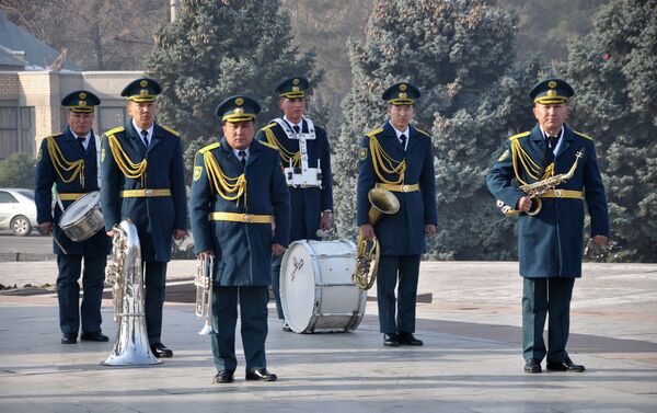 Почтить память героев пришли представители столичного муниципалитета, общественных организаций КР, а также посольств России и Казахстана - Sputnik Кыргызстан