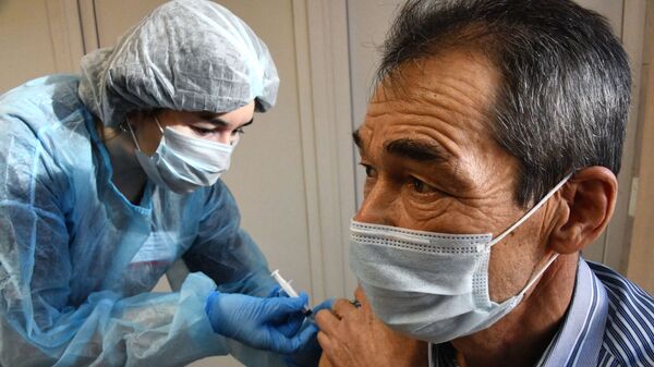 Мужчина вакцинацинируется от Covid-19. Архивное фото - Sputnik Кыргызстан