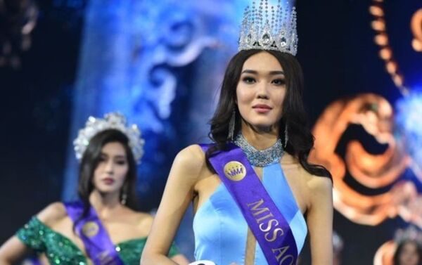 Обладательницей короны первой красавицы Казахстана стала участница из города Актобе Назерке Карманова - Sputnik Кыргызстан