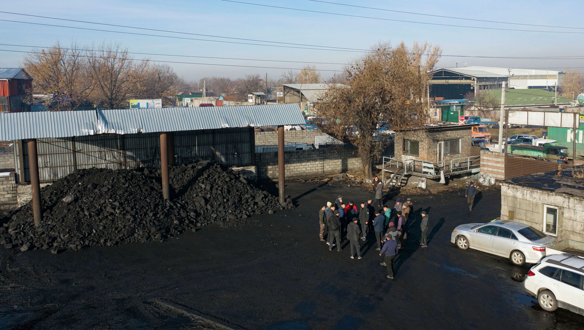 Люди на складе на улице Мурманской 1б/1 в Бишкеке, где продается уголь по 3 000 сомов за тонну - Sputnik Кыргызстан, 1920, 17.11.2021