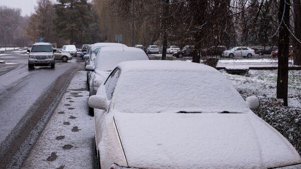 Автомобили покрытые снегом. Архивное фото - Sputnik Кыргызстан