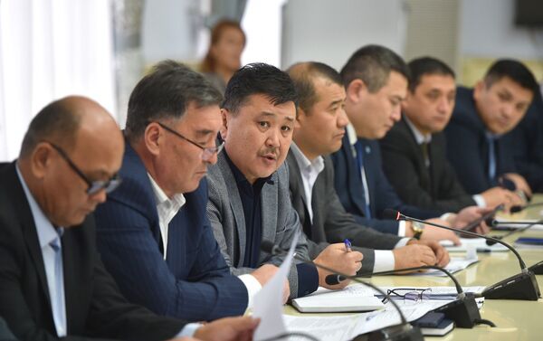 Первый замглавы кабмина также пообещал, что ежегодно в программе развития Баткенской области будет предусматривать не менее 500 миллионов сомов на реализацию различных проектов социально-экономического характера. - Sputnik Кыргызстан
