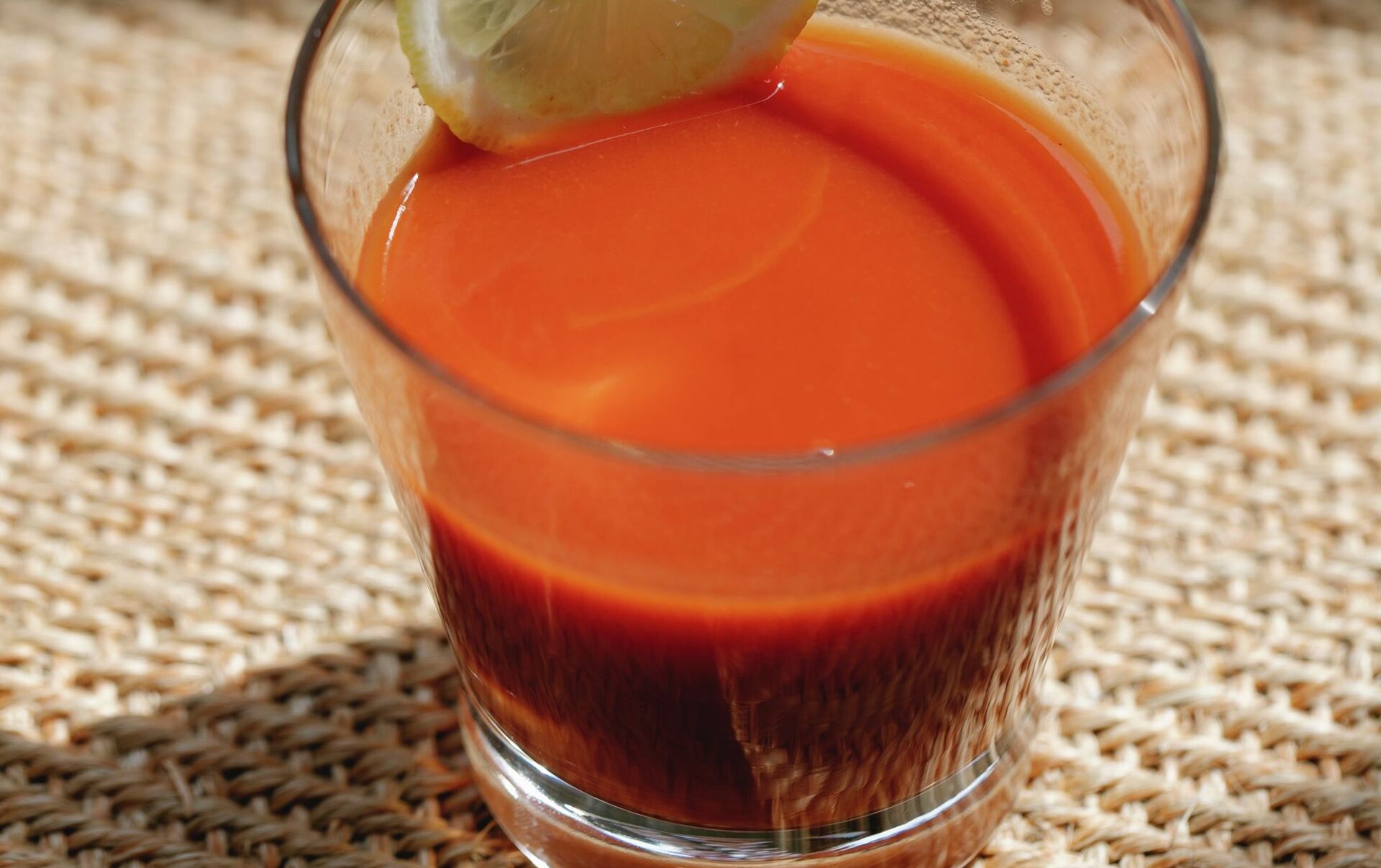 Как пить томатный сок. Мед с томатным соком. Диарея от томатного сока. Томатный сок и печень. Томатный сок для очистки крови.