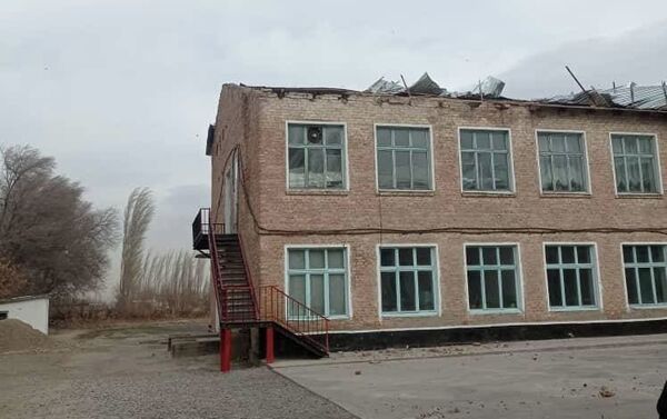 Ветер начался в 14:30. Он сорвал металлические крыши четырех школ. - Sputnik Кыргызстан