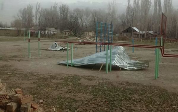 На месте происшествия работают комиссия гражданской защиты и начальник отдела чрезвычайных ситуаций Манасского района. - Sputnik Кыргызстан