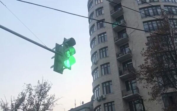 В Бишкеке для обеспечения безопасности дорожного движения установлено 18 транспортных и 5 пешеходных светофоров - Sputnik Кыргызстан