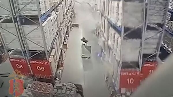 Кире качса да кутула албай калды. Стеллаж басып калган кишинин видеосу - Sputnik Кыргызстан