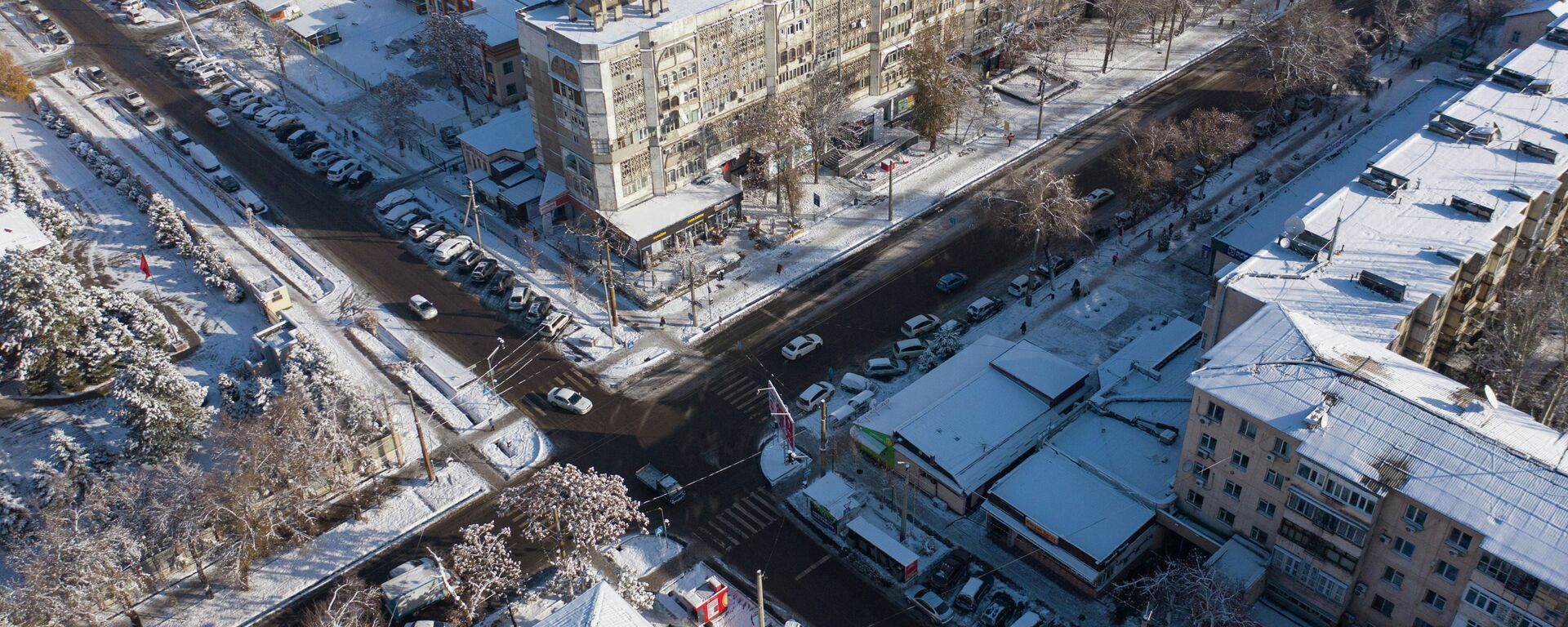 Пересечение улиц в Бишкеке после снегопада. Архивное фото - Sputnik Кыргызстан, 1920, 17.01.2022