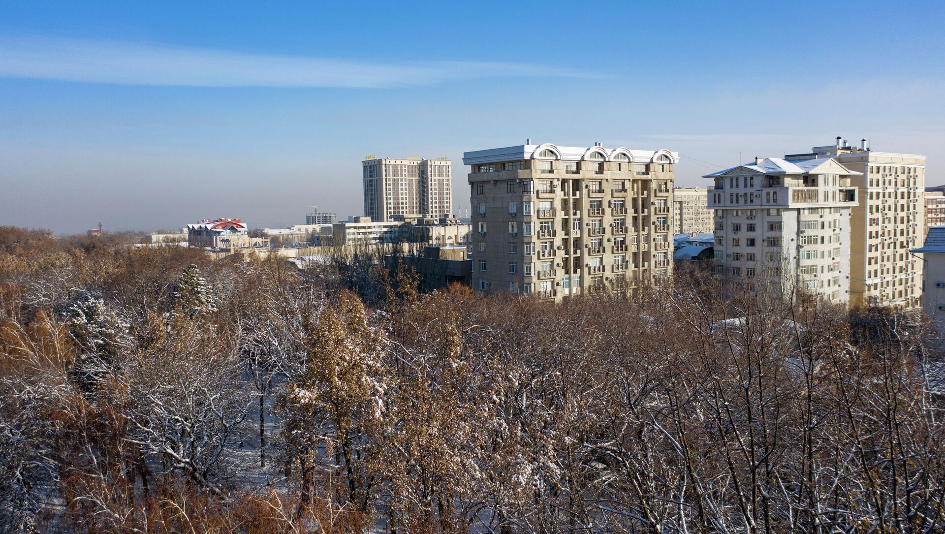 Многоэтажные дома близ проспекта Эркиндик в Бишкеке.  - Sputnik Кыргызстан, 1920, 29.11.2021