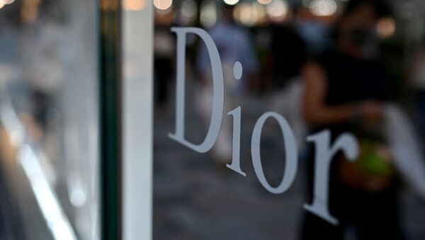 Логотип люксового бренда Dior. Архивное фото - Sputnik Кыргызстан