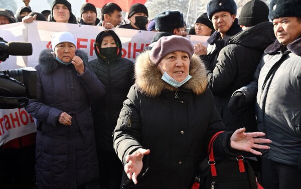 Как отмечает пресс-служба главы государства, сегодня жители жилмассива Жер-Ынтымак (возле юго-западного кладбища) вышли на митинг к зданию администрации президента.  - Sputnik Кыргызстан