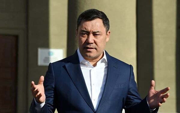 В это время Садыр Жапаров подъезжал к зданию и встретился с митингующими - Sputnik Кыргызстан