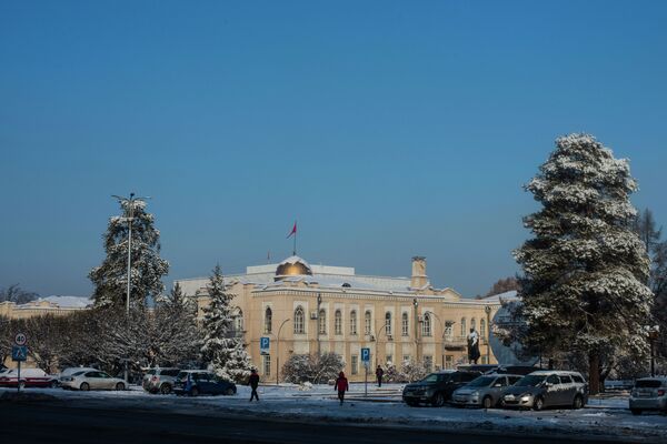 Несмотря на то что в соцсетях ругались на грязный снег, белоснежный покров накрыл город и преобразил его  - Sputnik Кыргызстан