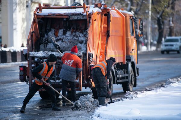 Сотрудники МП Тазалык во время уборки снега на одной из улиц Бишкека после сильного снегопада - Sputnik Кыргызстан