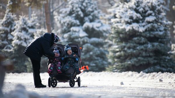 Женщина с детьми после снегопада в Бишкеке. Архивное фото - Sputnik Кыргызстан