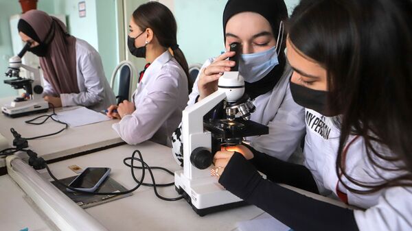 Медициналык университеттин студенттери сабак учурунда. Архив - Sputnik Кыргызстан