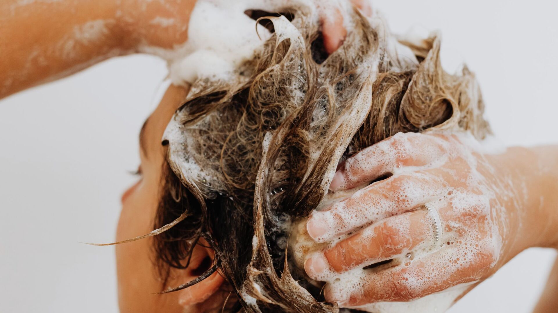 На самом деле, ответ на этот вопрос зависит от индивидуальных особенностей организма. Большинство специалистов считают, что частое мытье головы не вредит здоровью. Однако, стоит помнить, что каждая кожа головы уникальна и требует индивидуального подхода.