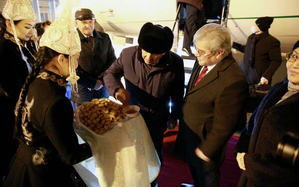В аэропорту Манас Минниханова встретил госсекретарь Суйунбек Касмамбетов - Sputnik Кыргызстан