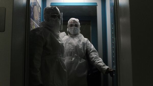 Медики во время работы в больнице. Архивное фото - Sputnik Кыргызстан