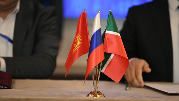 Флаги Кыргызстана, России и Татарстана. Архивное фото  - Sputnik Кыргызстан
