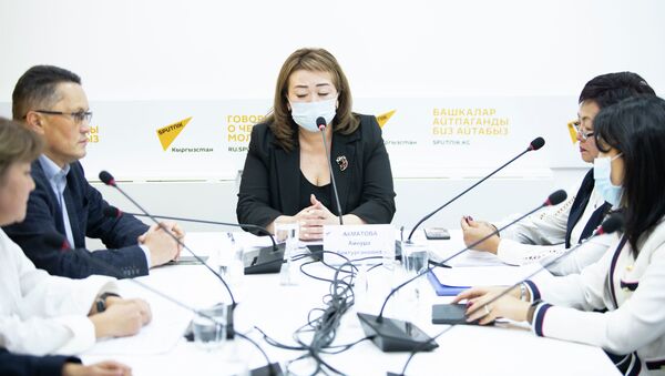 Участники круглого стола Врачи бьют тревогу — как остановить эпидемию ВИЧ в Кыргызстане в пресс-центре Sputnik Кыргызстан - Sputnik Кыргызстан