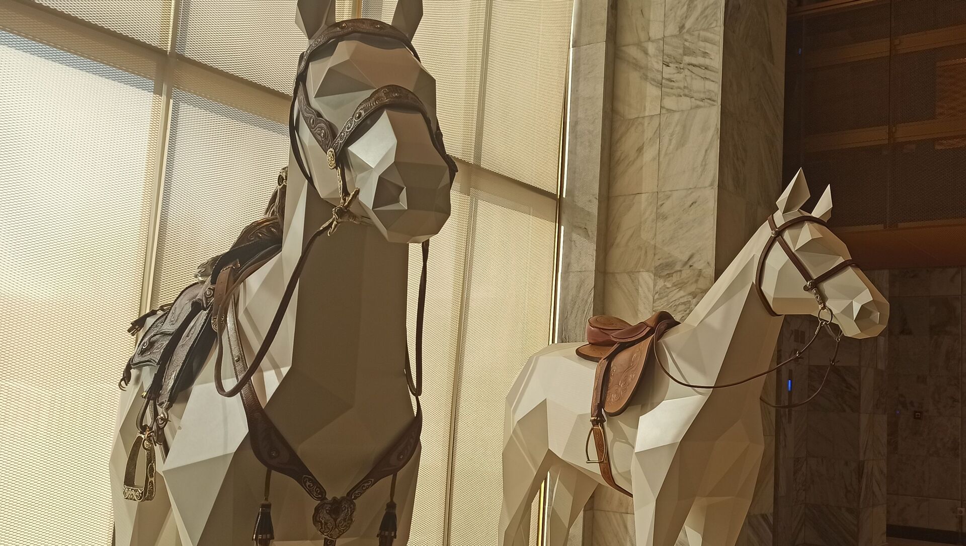 Статуи лошадей в Национальном историческом музее в Бишкеке - Sputnik Кыргызстан, 1920, 19.11.2021