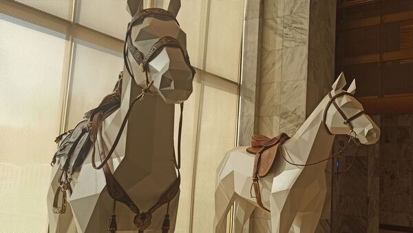 Статуи лошадей в Национальном историческом музее в Бишкеке - Sputnik Кыргызстан