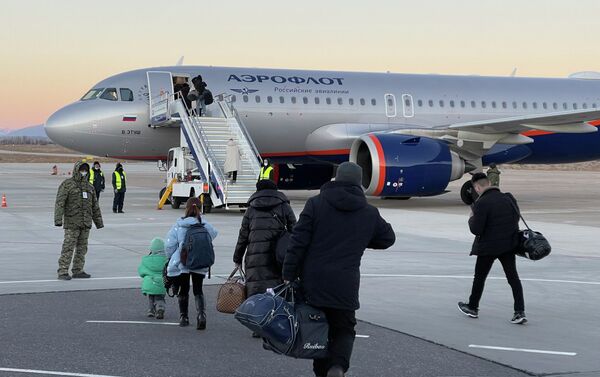 Юбилейным пассажиром стала Чолпон Джумабаева, которая вылетела в Москву рейсом компании Аэрофлот - Sputnik Кыргызстан