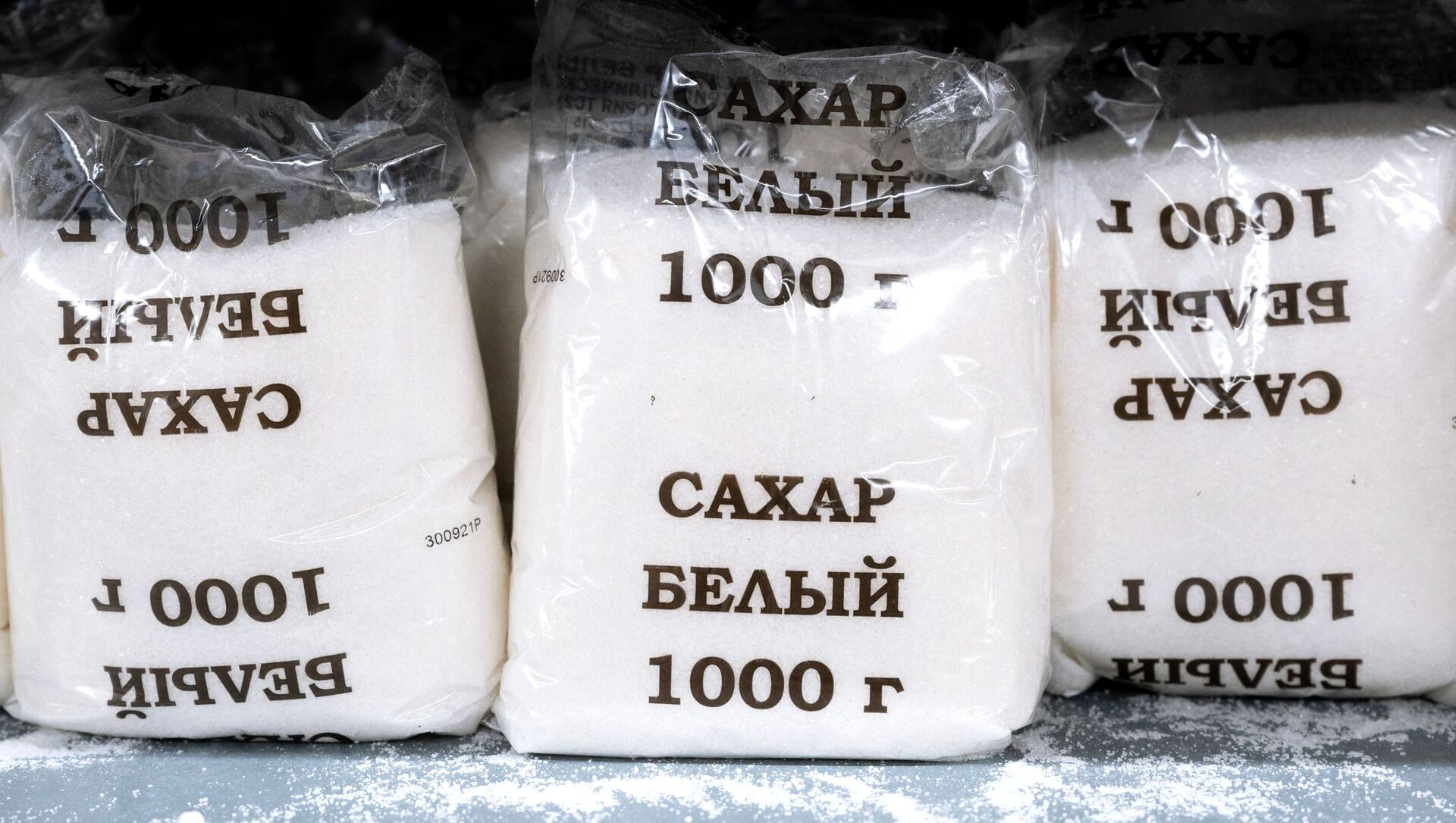 Белый сахар на полке в одном из магазинов - Sputnik Кыргызстан, 1920, 20.11.2021