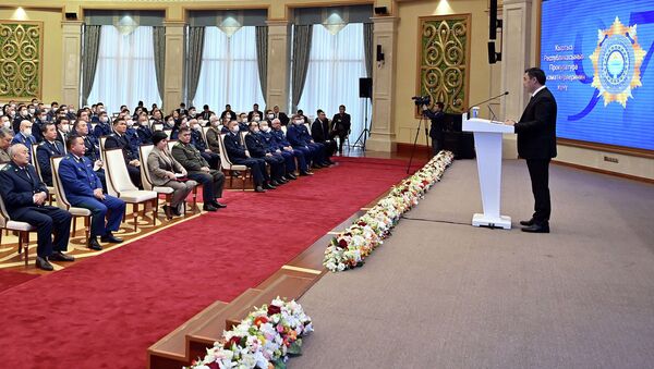 Президент Садыр Жапаров во время поздравления сотрудников прокуратуры - Sputnik Кыргызстан