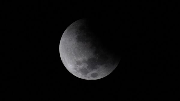 Луна во время частичного затмения - Sputnik Кыргызстан
