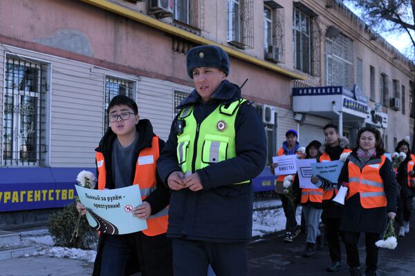 В Бишкеке прошел марш в память погибших в дорожно-транспортных происшествиях. - Sputnik Кыргызстан