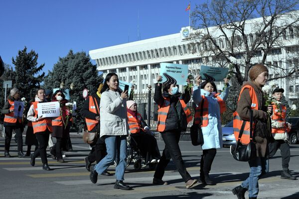 В Бишкеке прошел марш в память о погибших в дорожно-транспортных происшествиях. В нем участвовало более 50 человек. Акция приурочена к Международному дню памяти жертв ДТП, который отмечается ежегодно в третье воскресенье ноября. - Sputnik Кыргызстан