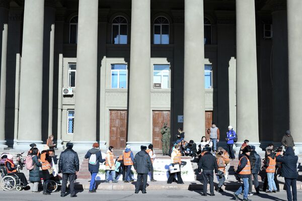 Участники акции почтили память погибших минутой молчания и возложили цветы к инсталляции - Sputnik Кыргызстан