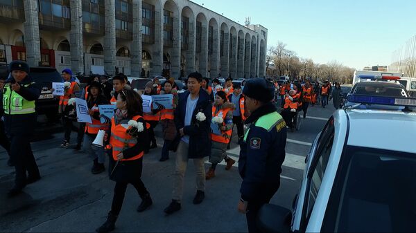 Безответственность взрослых — как в Бишкеке вспоминали погибших в ДТП детей. Видео - Sputnik Кыргызстан