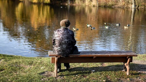 Женщина отдыхает на берегу пруда. Архивное фото - Sputnik Кыргызстан