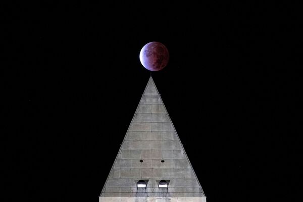 Частичное лунное затмение над монументом Вашингтона. Самое долгое за последние полтысячи лет. - Sputnik Кыргызстан