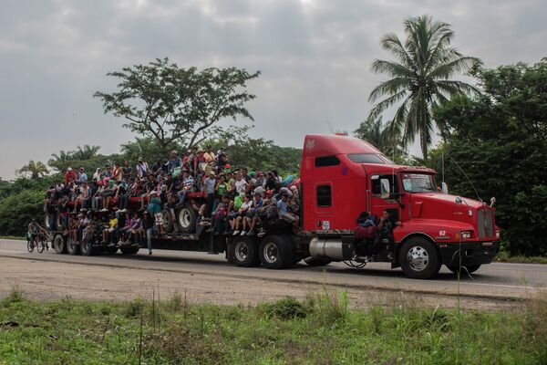 Мигрантов из Центральной Америки перевозят в мексиканский муниципалитет Хесус-Карранса после попытки добраться до границы США - Sputnik Кыргызстан