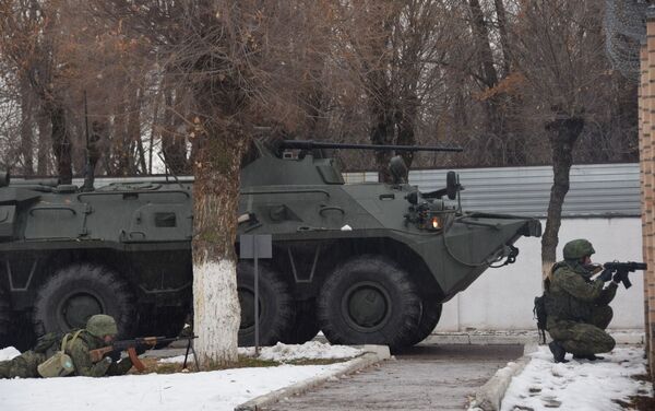 По сигналу тревоги в поддержку наряду по КПП выдвинулся антитеррористический отряд под прикрытием бронеавтомобилей БТР-82. - Sputnik Кыргызстан