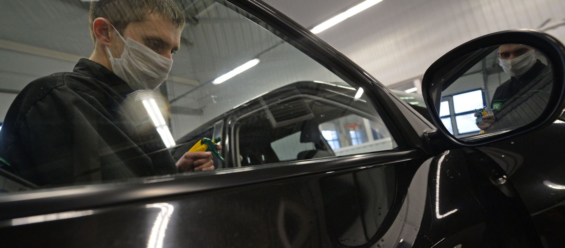 Сотрудник СТО обрабатывает стекло автомобиля. Архивное фото - Sputnik Кыргызстан, 1920, 23.11.2021