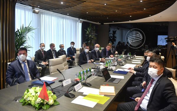 Они обсудили вопросы использования в КР опыта и технологий Газпромбанка в области трансграничного банковского сопровождения контрактов в рамках работы по усовершенствованию законодательства в сфере госзакупок - Sputnik Кыргызстан