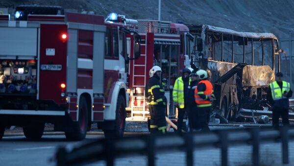 Пожарные и спасатели на месте ДТП где автобус  загорелся на шоссе недалеко от деревни Боснек, Болгария - Sputnik Кыргызстан