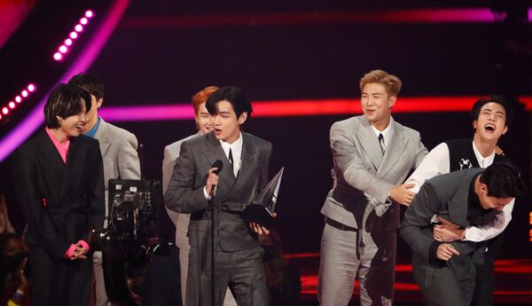 Южнокорейская группа BTS получила награду в номинации Артист года - Sputnik Кыргызстан