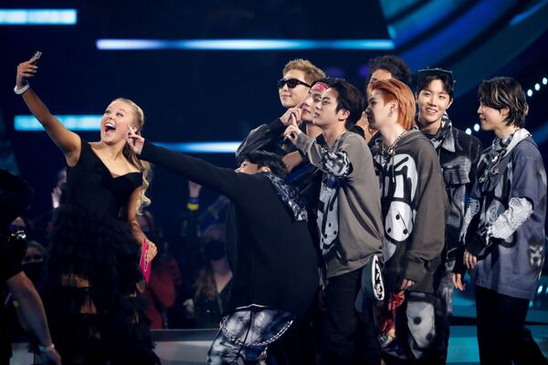 Южнокорейская группа BTS во время селфи с танцовщицей Джоджо Сива - Sputnik Кыргызстан