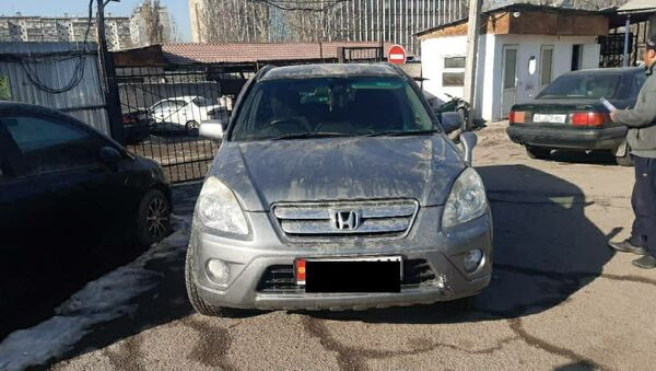 Автомобиль Honda CR-V на котором был совершен автонаезд на 12-летнюю девочку в Бишкеке - Sputnik Кыргызстан